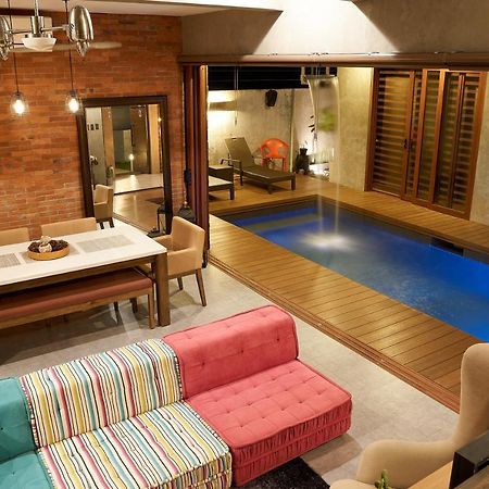 Isla Villa 1 Amazing Waterfall Pool House Near Beach, Bars & Restaurants Мактан Екстериор снимка